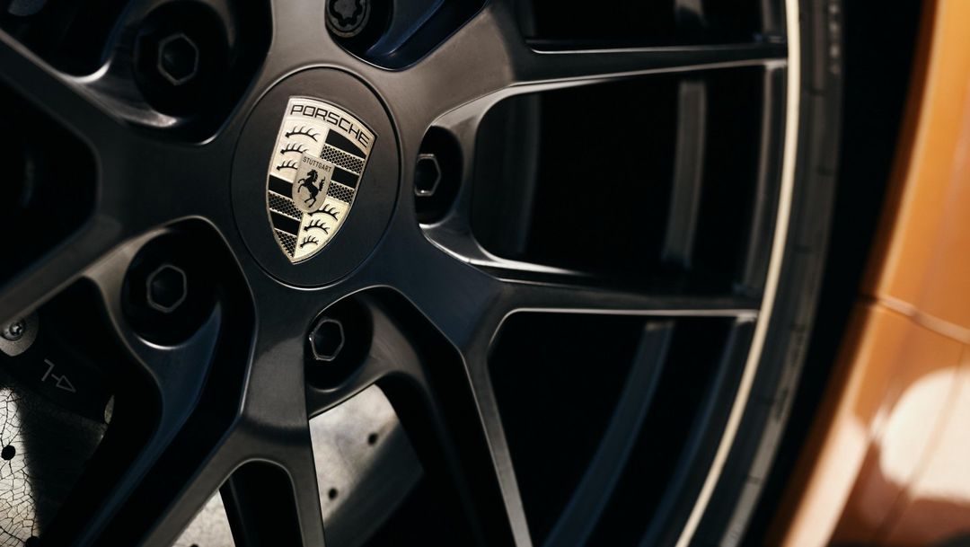 Porsche Taycan Turbo GT — detal czarnej felgi z logo Porsche