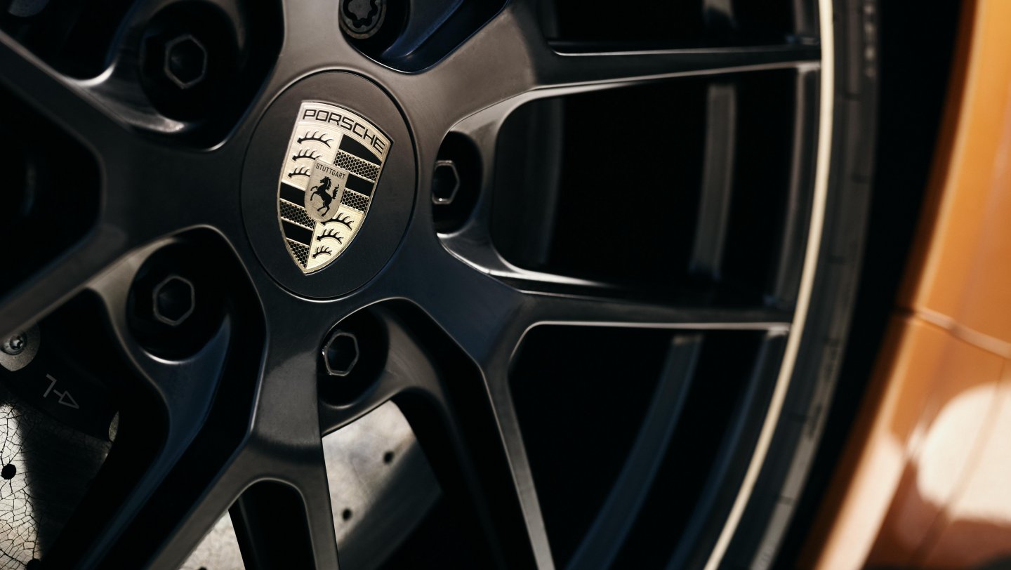 Porsche Taycan Turbo GT — detal czarnej felgi z logo Porsche