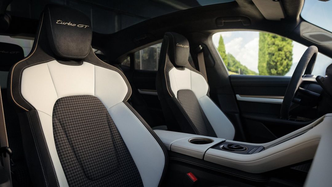 Porsche Taycan Turbo GT — wnętrze, sportowe fotele z napisem Turbo GT
