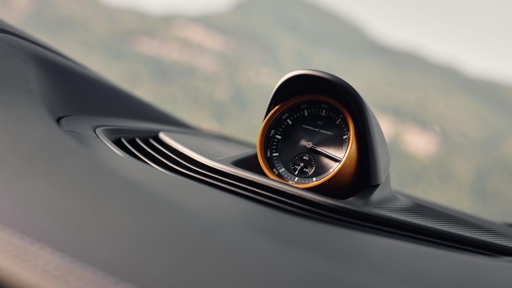 Porsche Taycan Turbo GT — detal analogowego zegarka na desce rozdzielczej