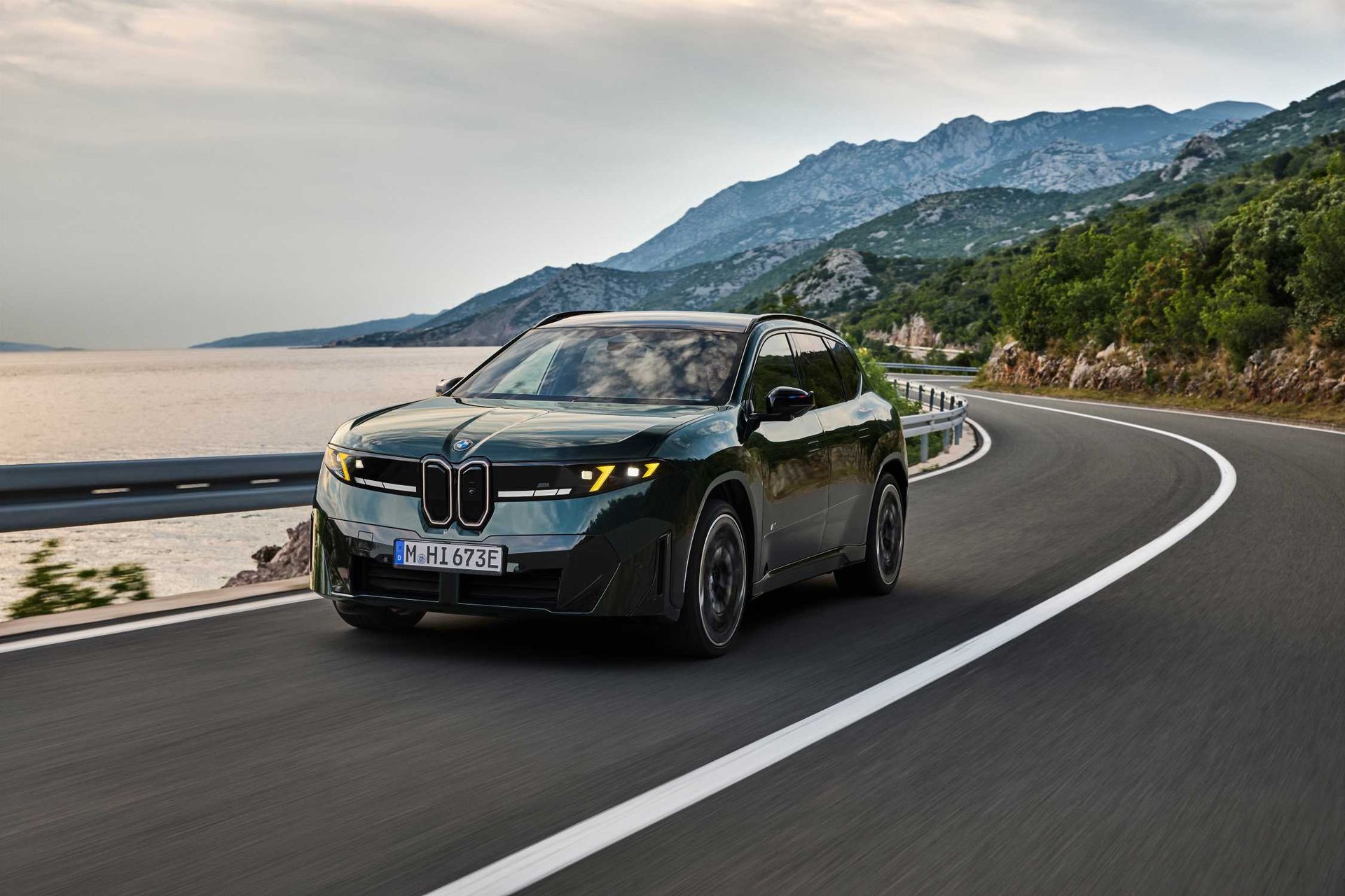 BMW iX3 M60 xDrive — przód-bok, jazda na wybrzeżu