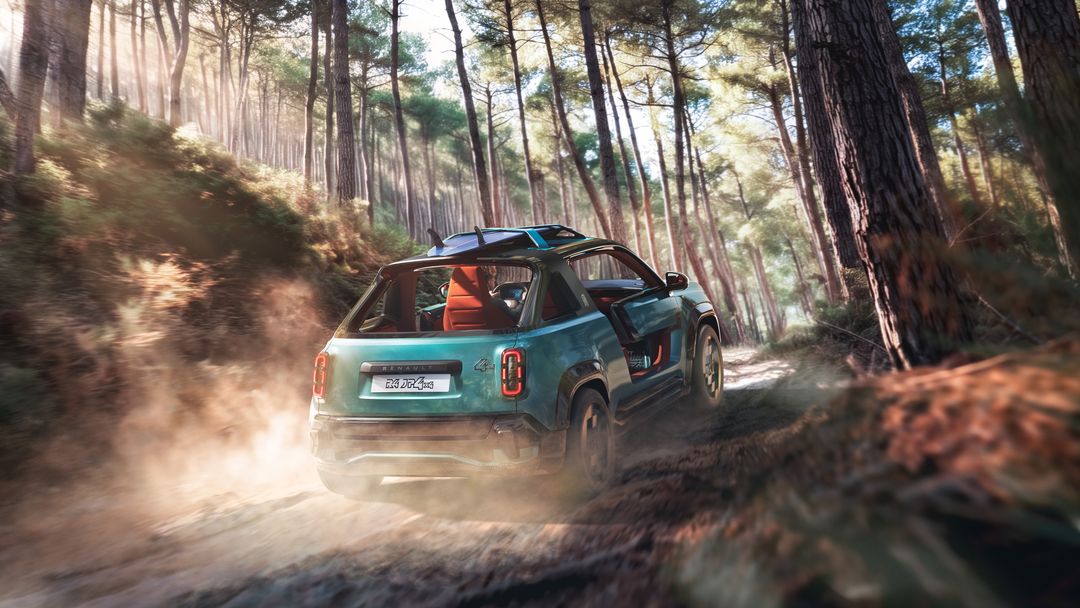 Renault 4 JP4x4 Concept — tył, jazda w leśnym terenie z uniesionym pyłem