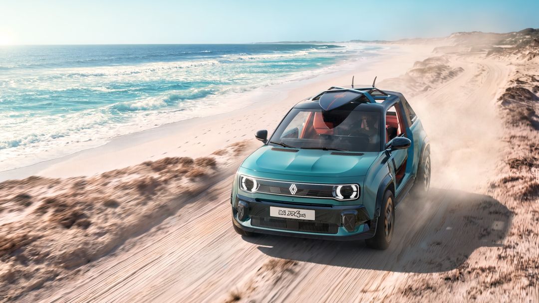 Renault 4 JP4x4 Concept — przód, dynamiczna jazda po plaży w tumanie piasku