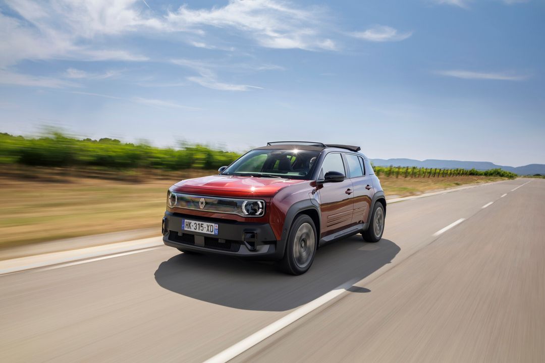 Renault 4 E-Tech Plein Sud — przód, dynamiczna jazda po drodze