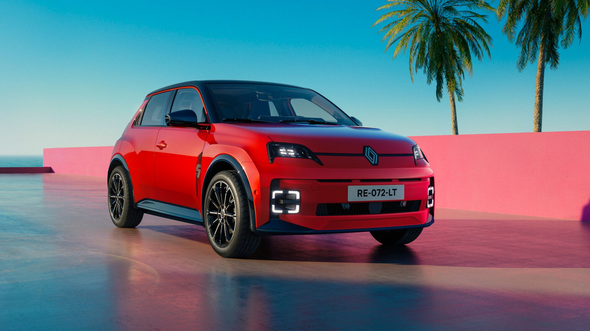 Renault 5 E-Tech — czerwony hatchback, widok przód/bok na tle palm i różowej ściany