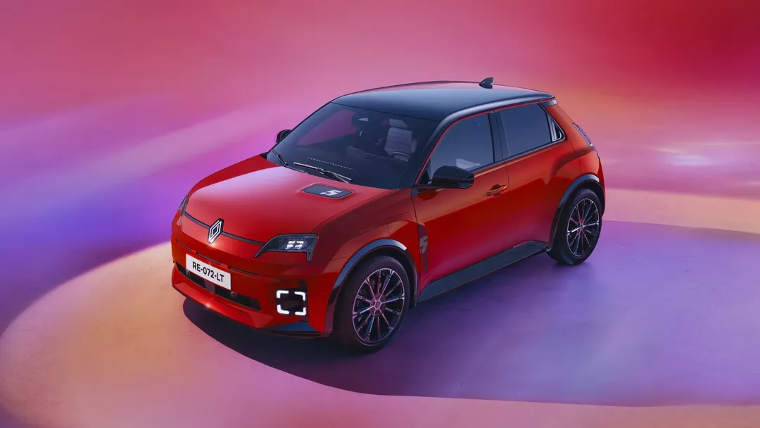 Renault 5 E-Tech — czerwony hatchback, dynamiczne ujęcie przód/bok w studiu