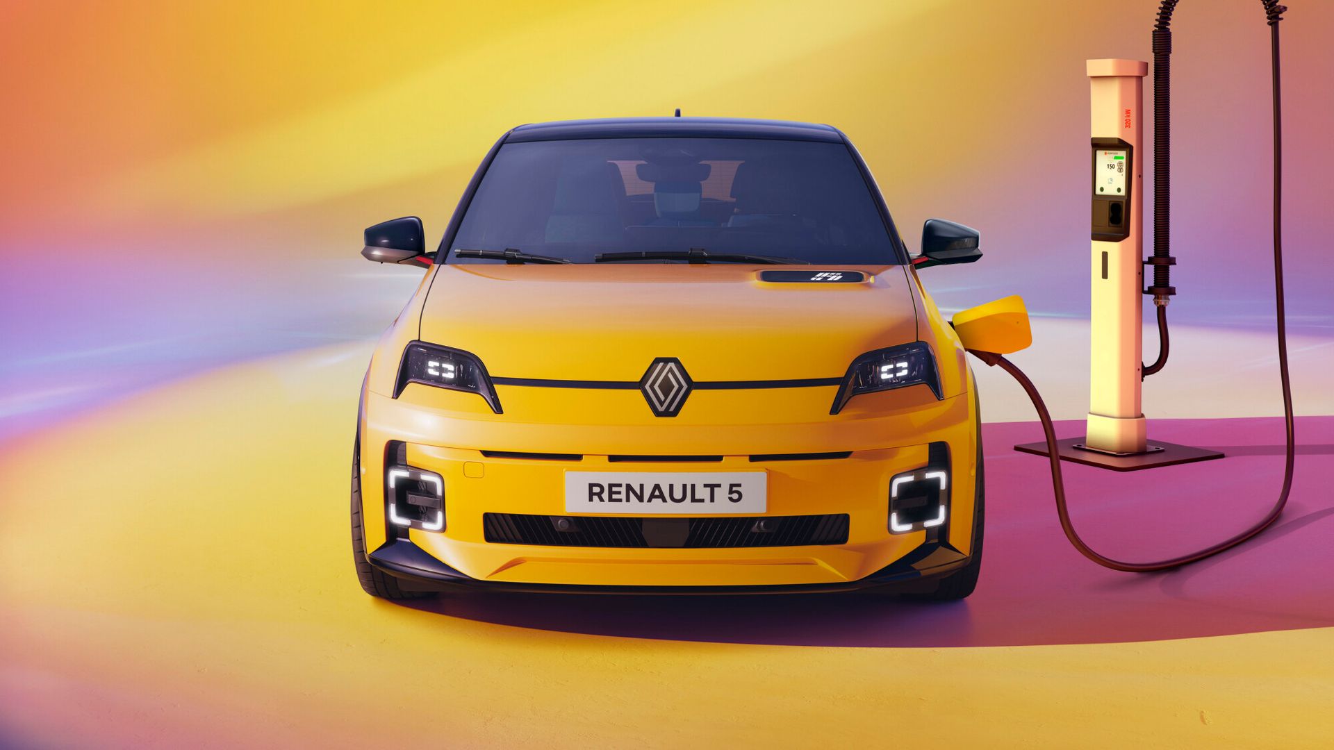 Renault 5 E-Tech — żółty hatchback od przodu, podłączony do stacji ładowania DC