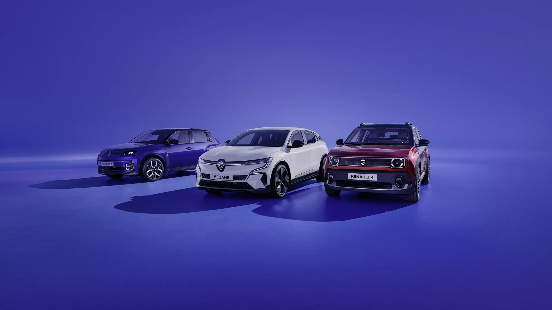 Grupa trzech elektrycznych modeli Renault — Megane, Renault 4 i inny model w studiu