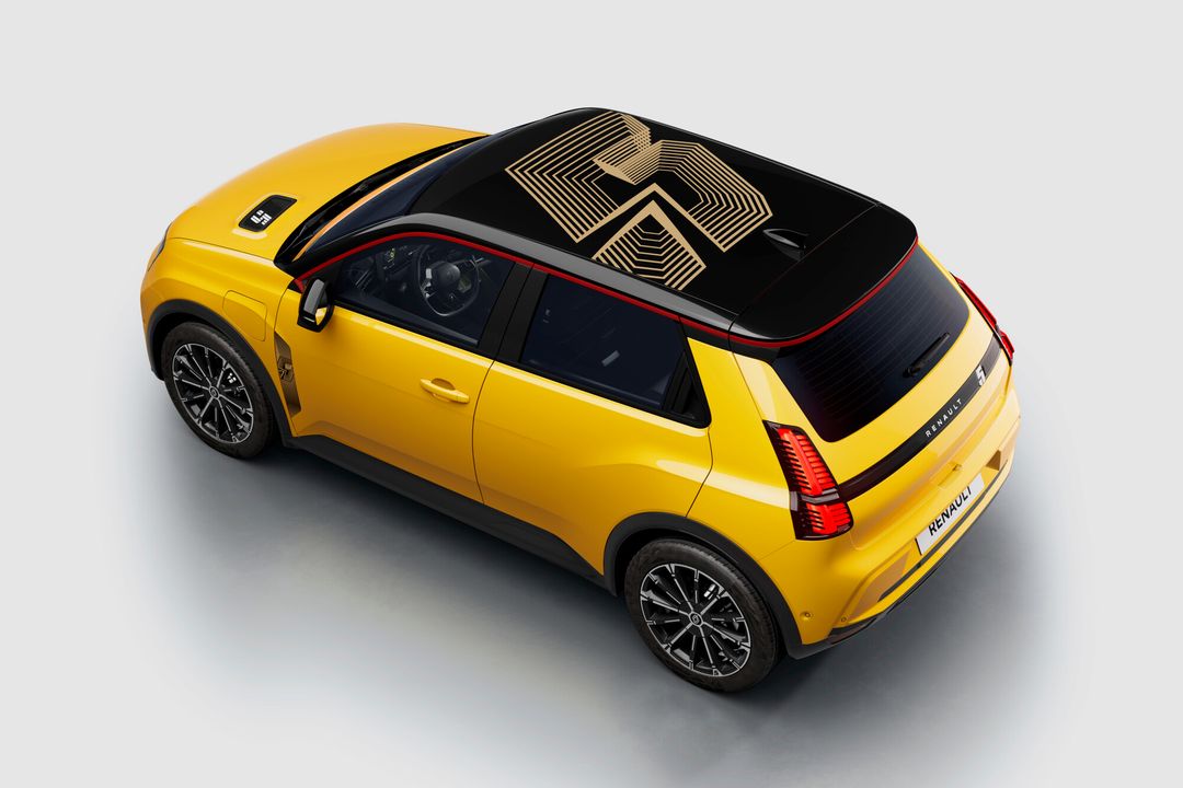 Renault 5 E-Tech — żółty hatchback, widok z góry na tył i dach z grafiką numberR5