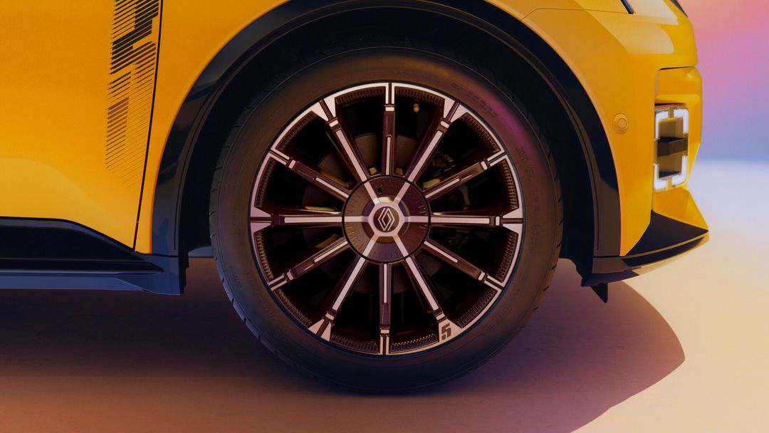 Renault 5 E-Tech — detal felgi aluminiowej z logo Renault na żółtym nadwoziu
