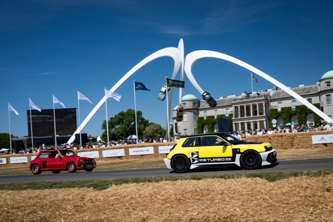 Renault 5 Turbo 3E — żółty prototyp na torze Goodwood, w tle łuk Trophy i tłum widzów