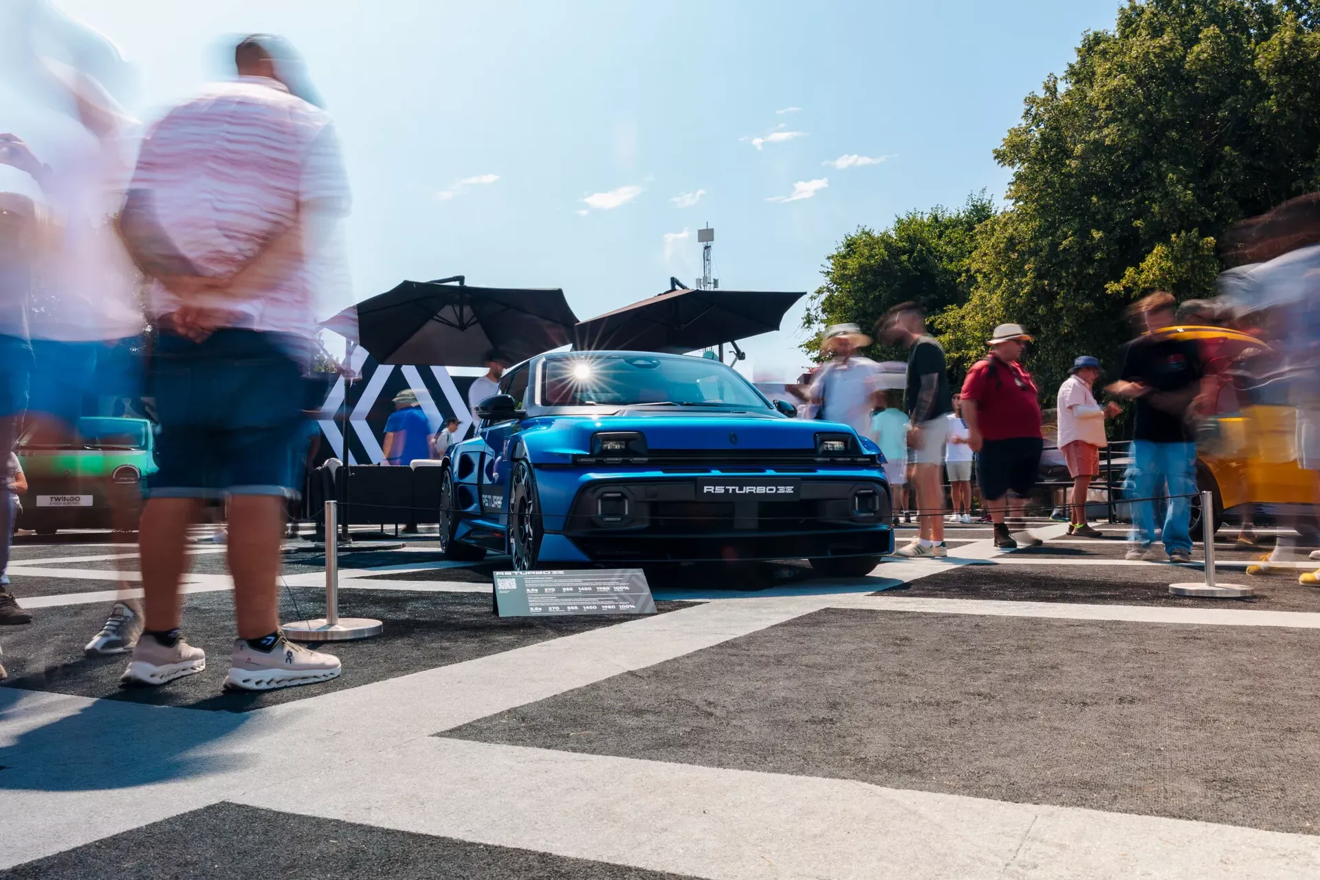 Renault 5 Turbo 3E — niebieski egzemplarz, przód 3/4, zwiedzający wokół stoiska