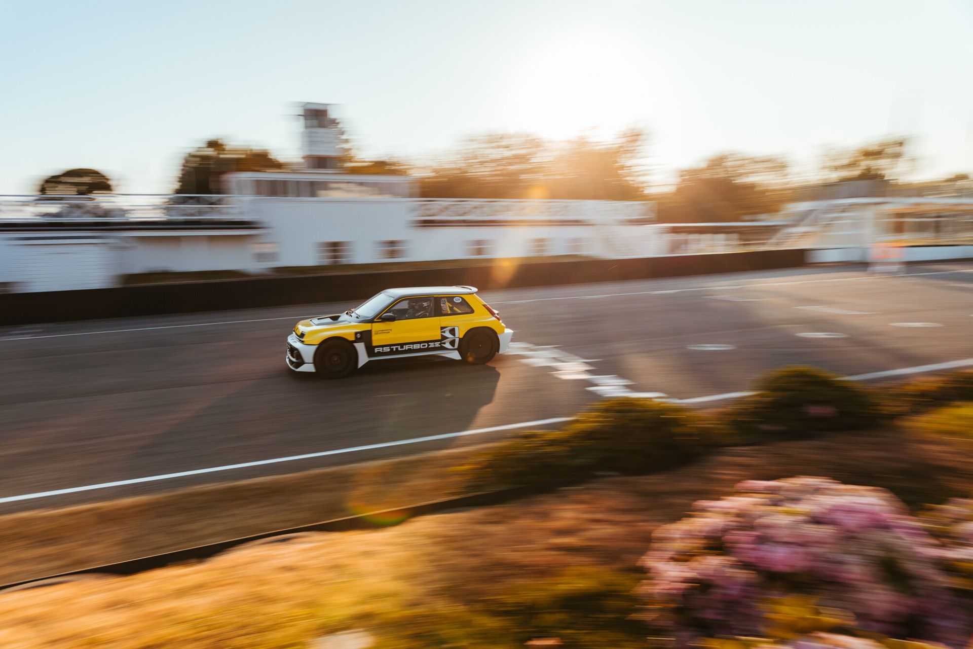 Renault 5 Turbo 3E — żółty egzemplarz, bok, przejazd o zachodzie słońca w Goodwood
