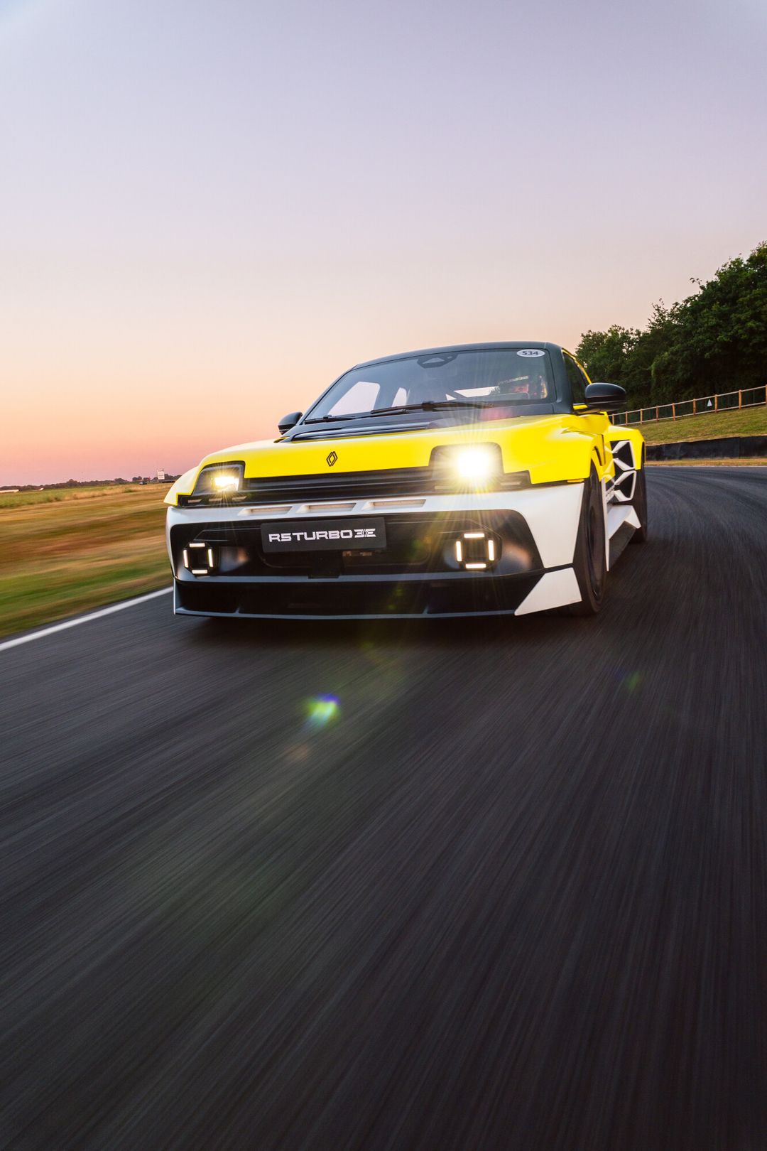 Renault 5 Turbo 3E — żółty egzemplarz, przód, pionowe zbliżenie z podświetlonymi reflektorami