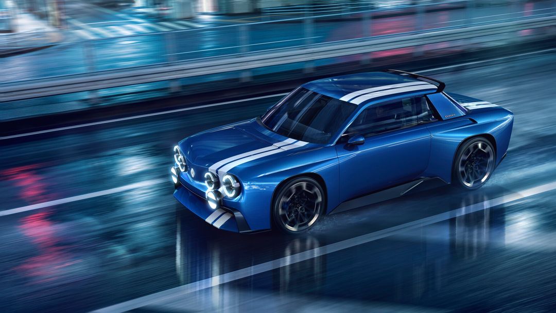 Renault 8 Gordini — boczne ujęcie, jazda nocą na mokrej drodze