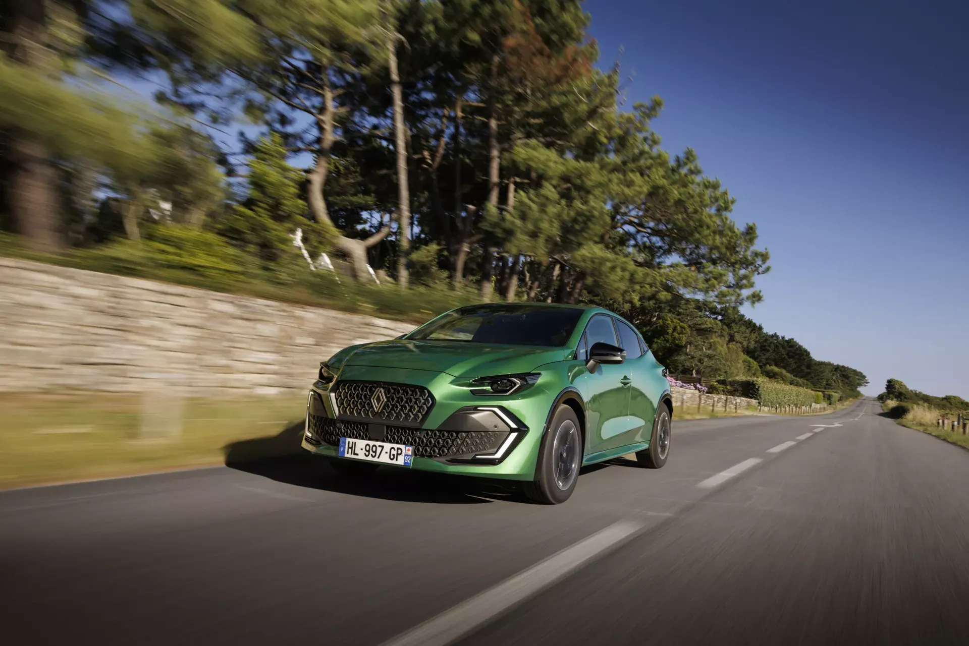 Renault Symbioz Eco-G 120 — wnętrze, deska rozdzielcza i ekran, układ LHD