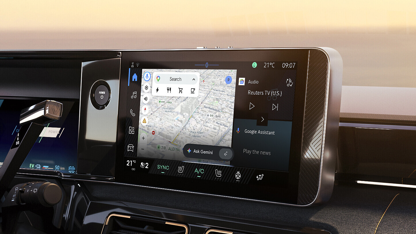 Renault — wnętrze, ekran multimedialny openR link z Mapami Google, ciepłe światło zachodzącego słońca
