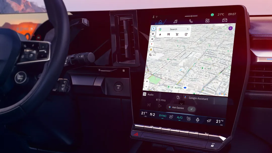 Renault — wnętrze z kierownicą po lewej stronie i ekranem nawigacji Google Maps na konsoli środkowej