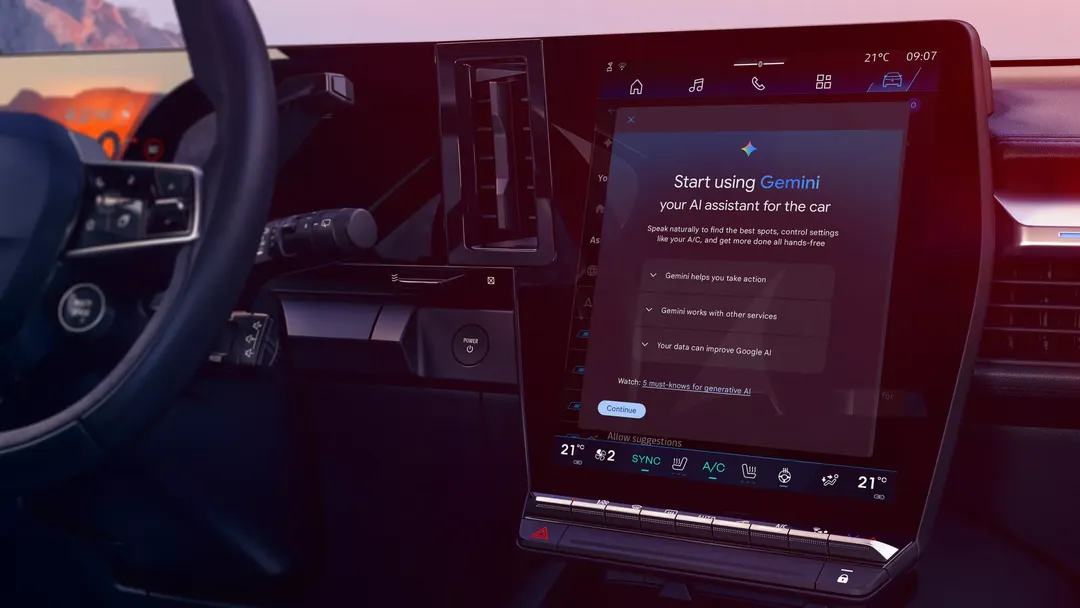 Renault — wnętrze z kierownicą po lewej stronie, na ekranie openR link uruchomienie asystenta Gemini