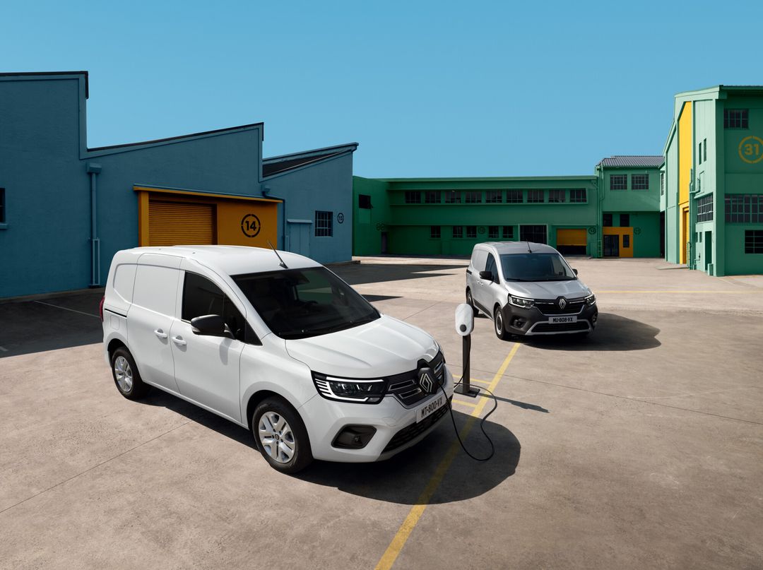Renault Kangoo E-Tech — przód, ładowanie