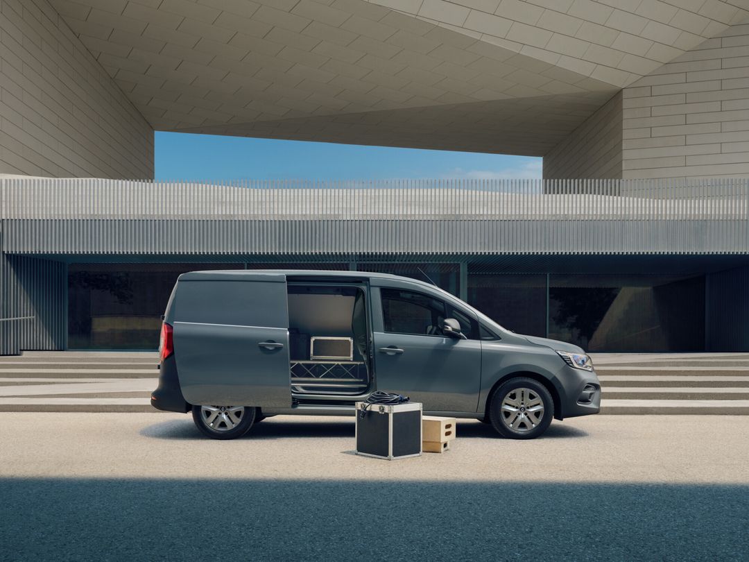 Renault Kangoo E-Tech — bok, otwarte drzwi ładunkowe