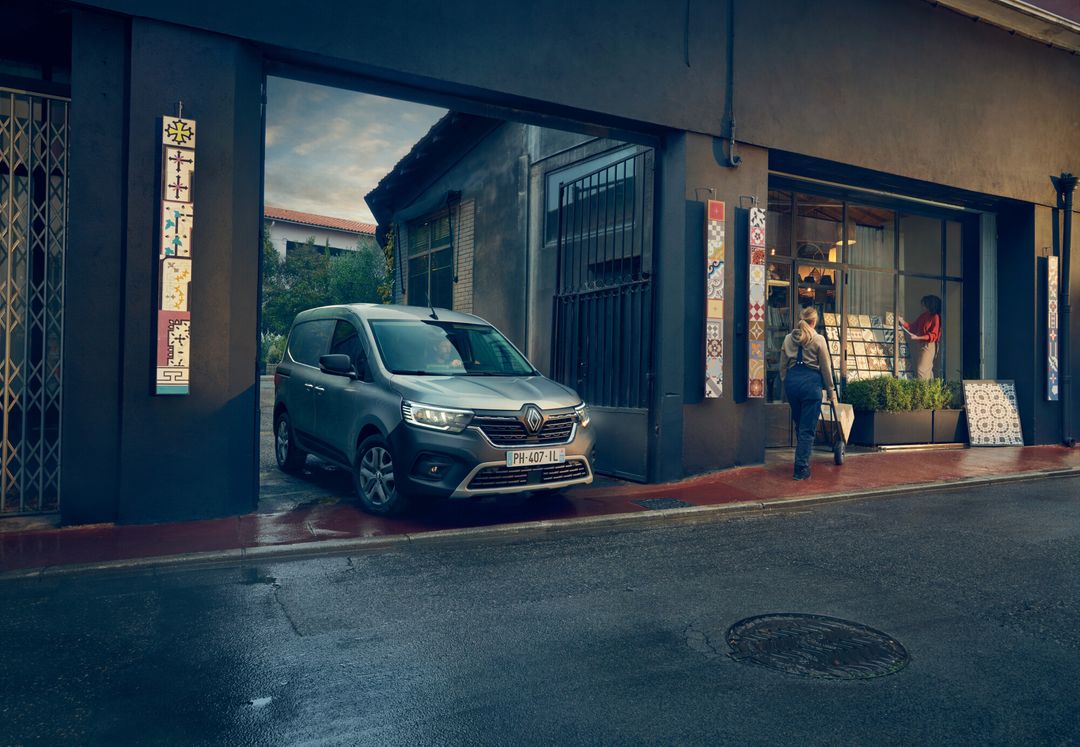 Renault Kangoo E-Tech — przód, ulica miejska