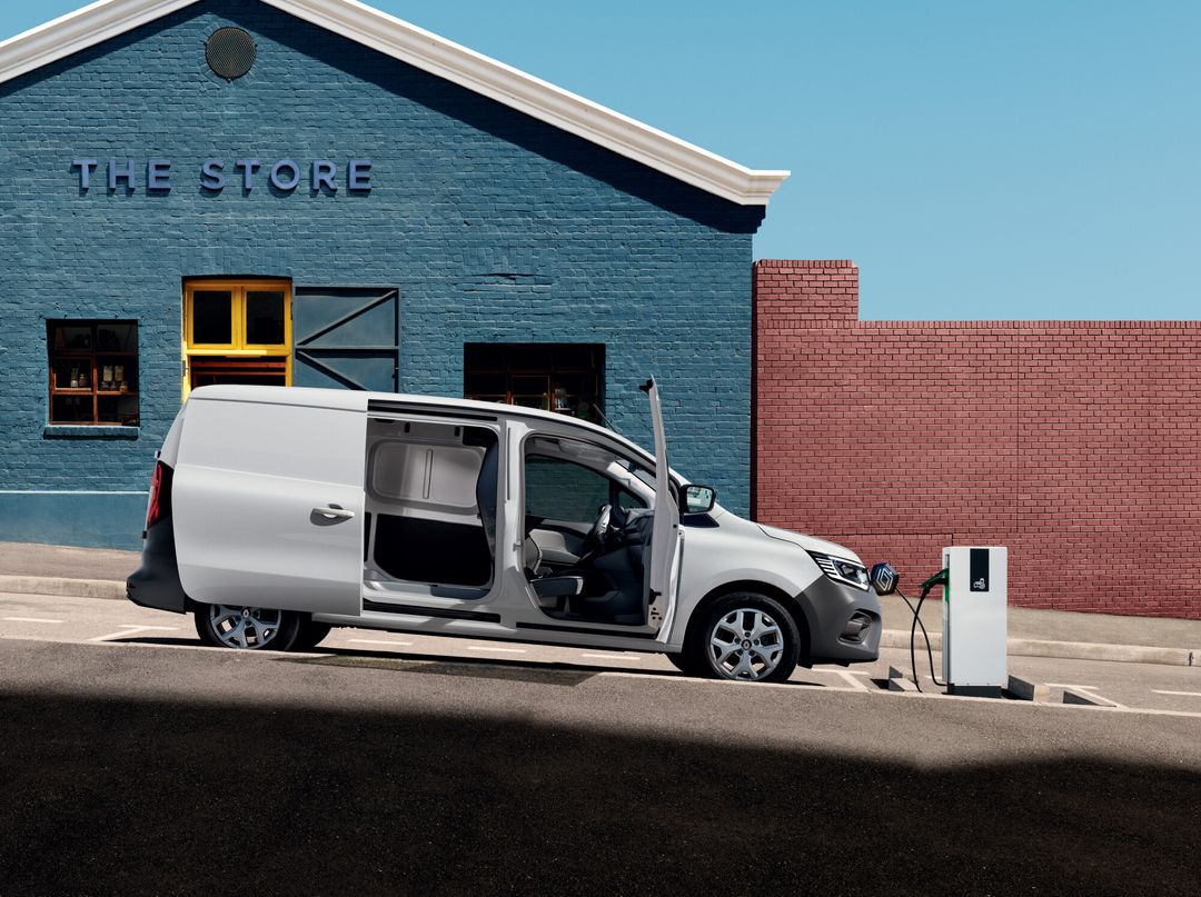 Renault Kangoo E-Tech — bok, otwarte drzwi, widok wnętrza