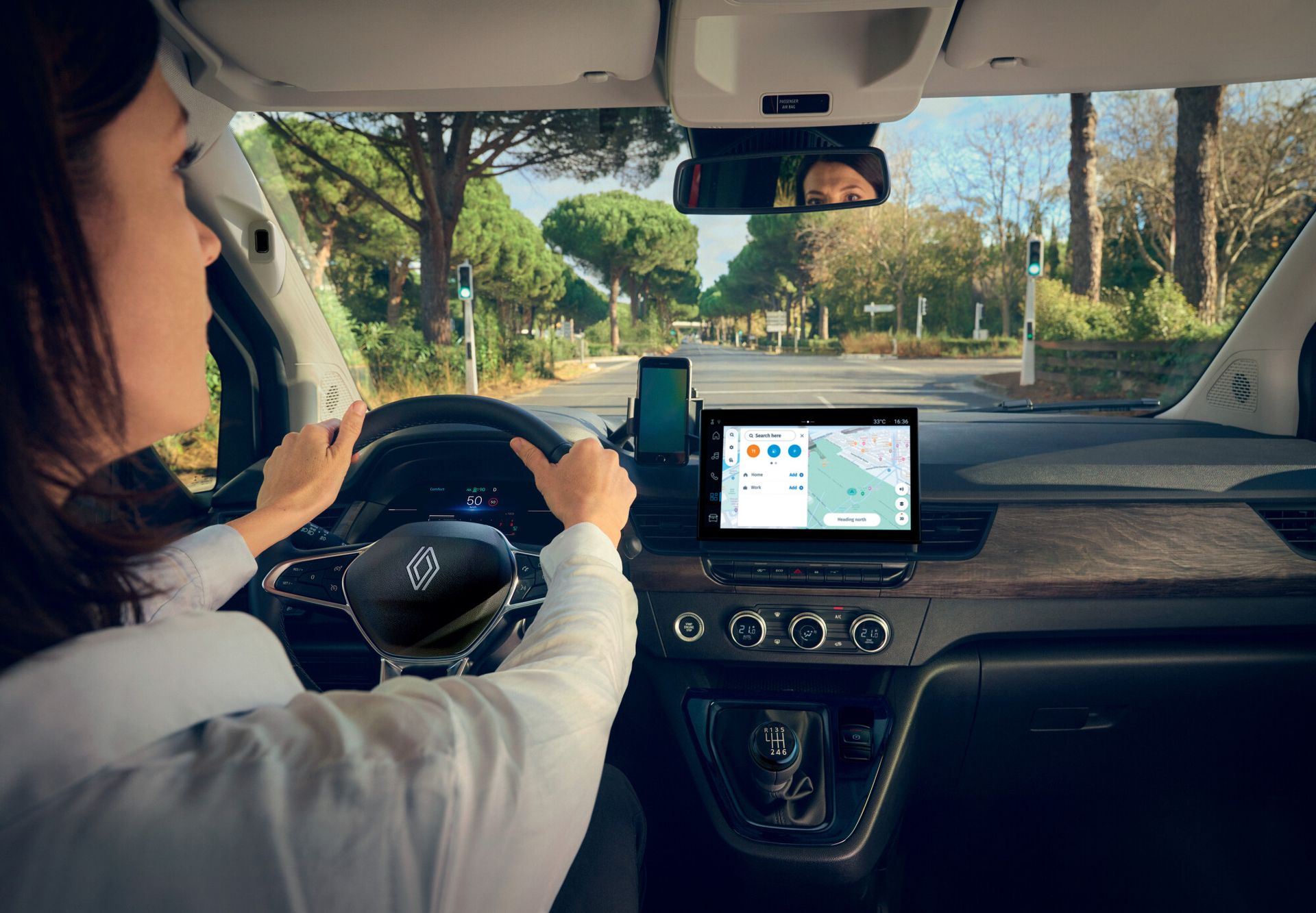 Renault Kangoo E-Tech — wnętrze, kierowczyni
