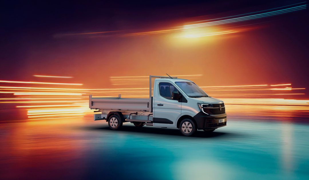 Renault Master (wersja skrzyniowa) — przód i bok, dynamiczna jazda na kolorowym tle świetlnym