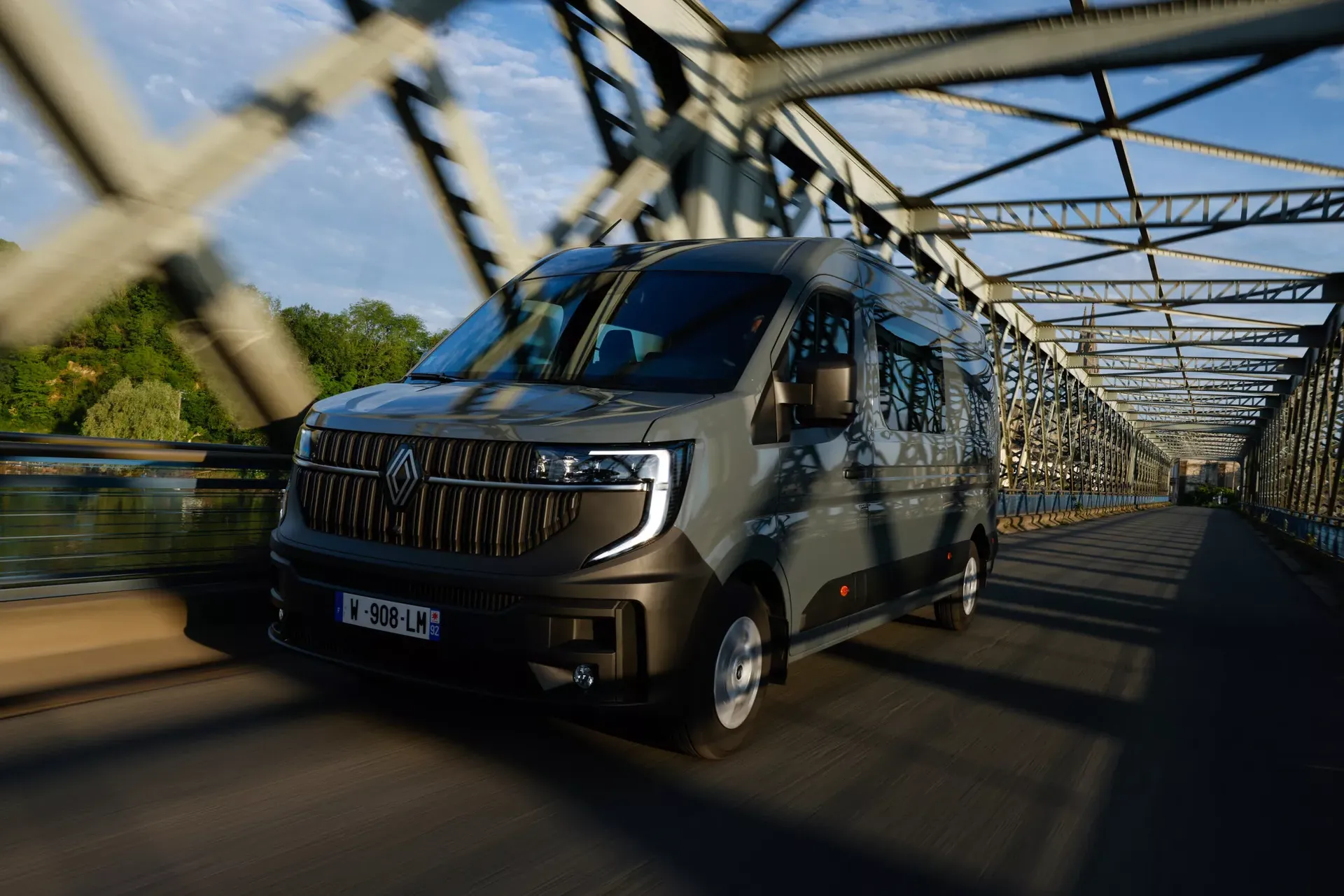 Renault Master — przód, jazda przez stalowy most, francuska rejestracja