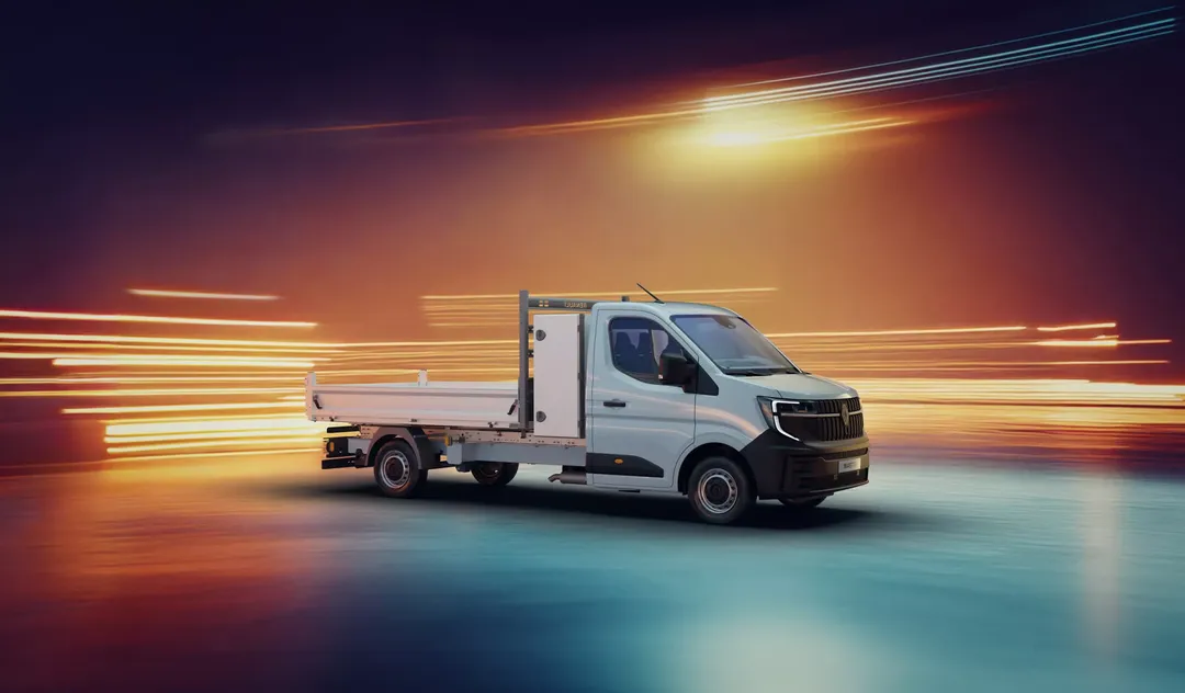 Renault Master (wersja skrzyniowa) — bok, jazda na kolorowym tle świetlnym