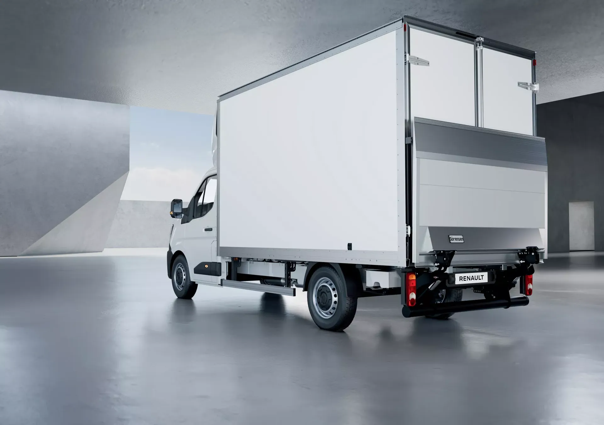 Renault Master z zabudową kontenerową — tył, otwarte drzwi ładunkowe w studiu