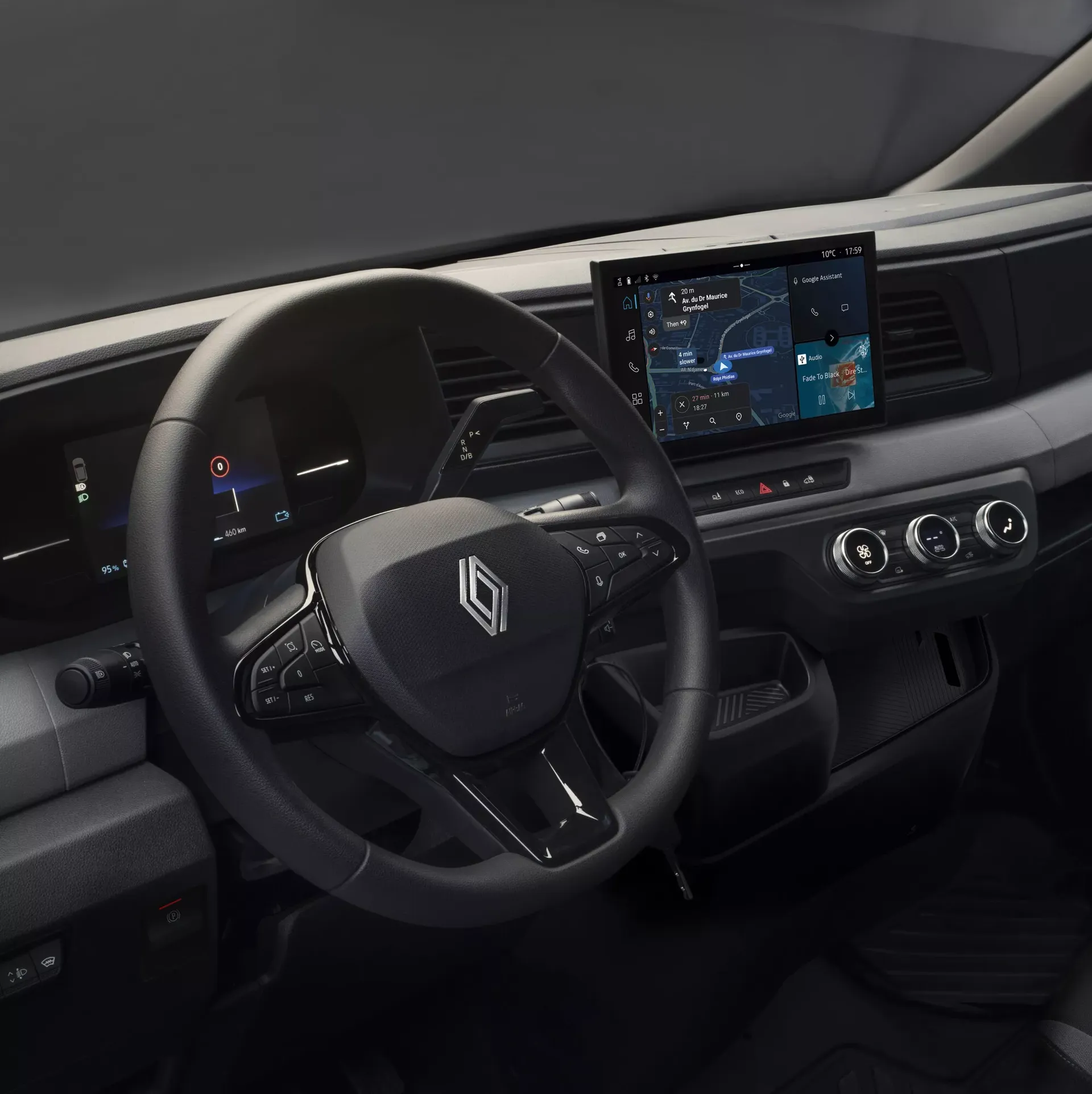 Renault Master — wnętrze, kierownica i ekran nawigacji w ciemnej tonacji