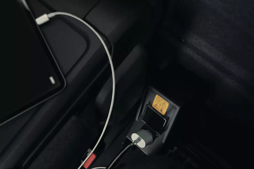 Renault Master — detal, ładowanie urządzenia przez port USB w konsoli środkowej