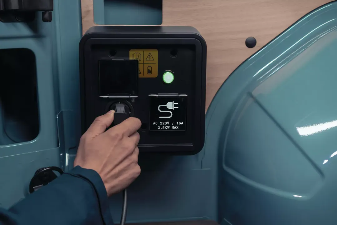Renault Master (wersja kamperowa) — detal, gniazdo do funkcji V2G podczas podłączania