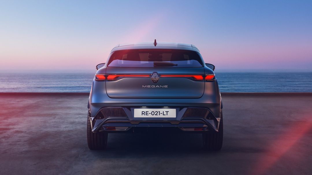 Renault Megane E-Tech Electric — tył, samochód zaparkowany na tarasie nad morzem o zmierzchu