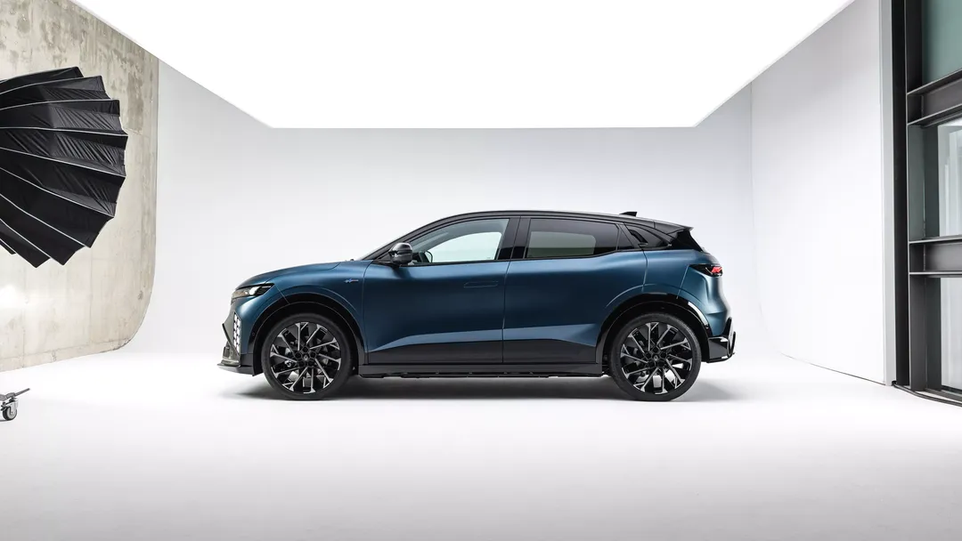 Renault Megane E-Tech Electric — bok, studyjne zdjęcie na białym tle
