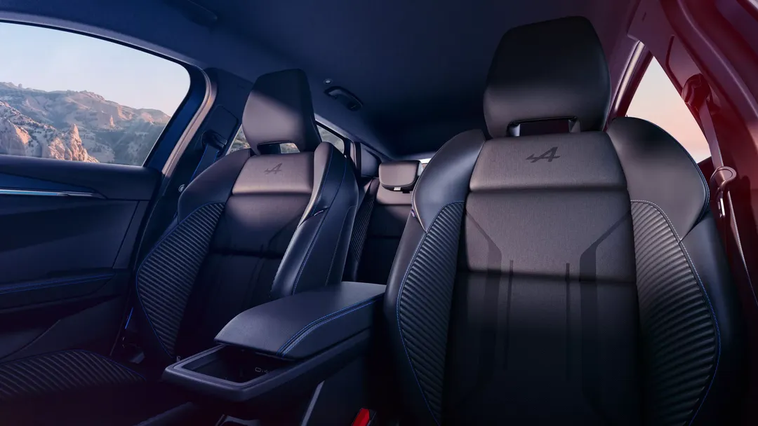 Renault Megane E-Tech Electric — wnętrze, tylna kanapa z tapicerką Alpine