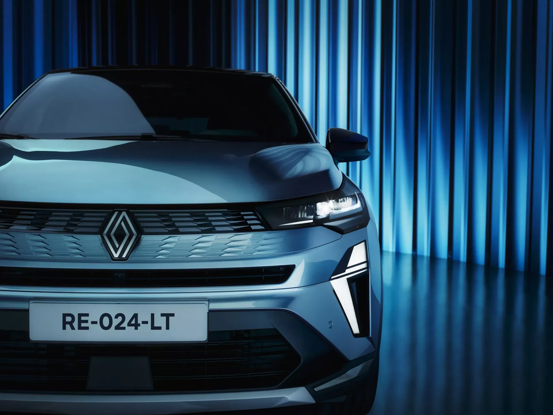 Renault Symbioz — detal wnętrza, ekran multimedialny i konsola centralna