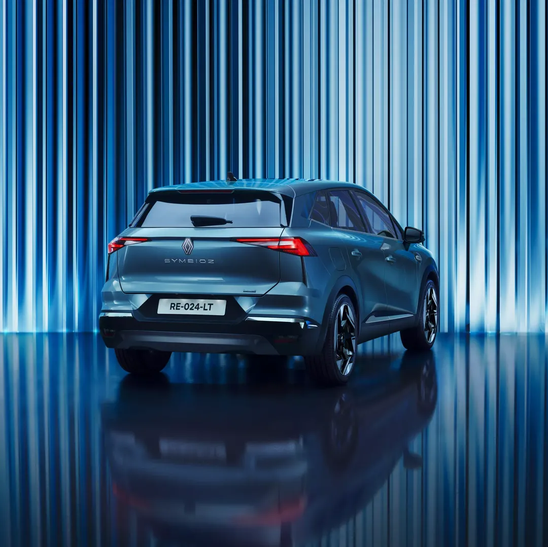 Renault Symbioz Eco-G 120 — bok, ujęcie dynamiczne w trasie
