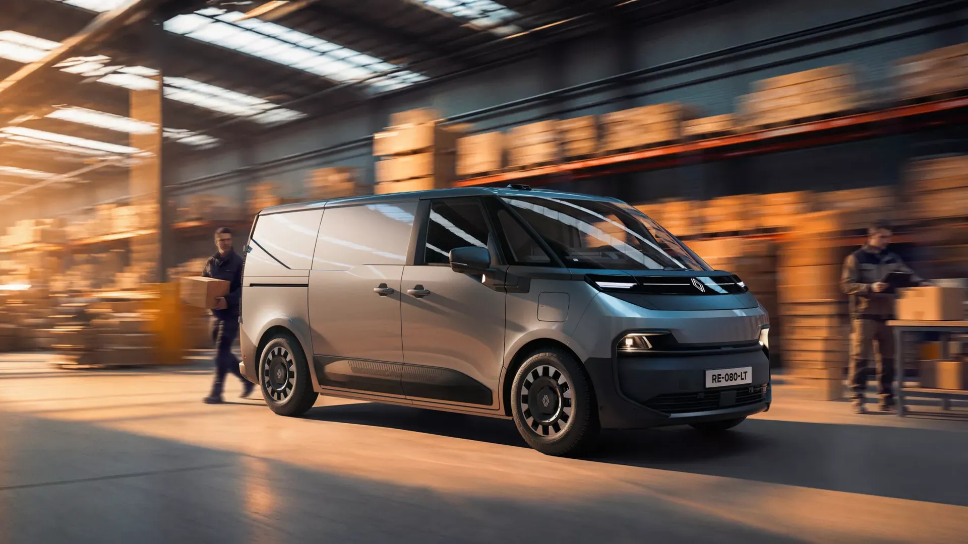 Renault Trafic Van E-Tech electric — przód, jazda w magazynie z pracownikiem
