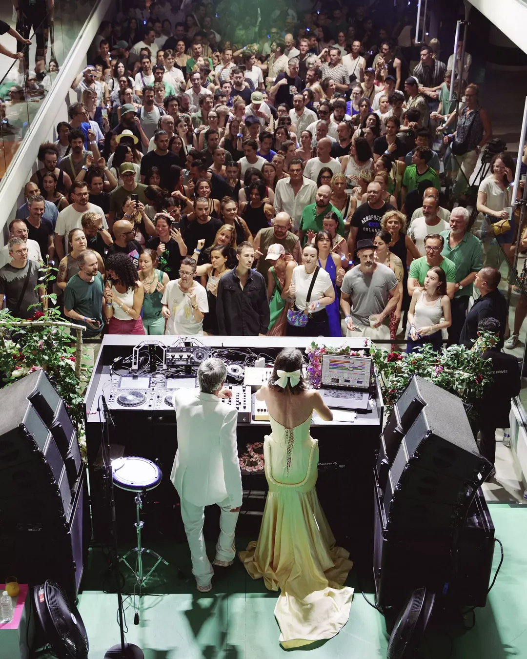 Renault — duet DJ-ów w eleganckich strojach z różami na scenie, widok z góry na tłum podczas Twingo Live Show