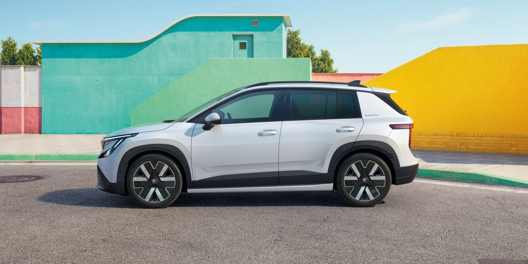 Škoda Epiq — profil boczny, białe nadwozie dwukolorowe, kolorowe tło architektoniczne