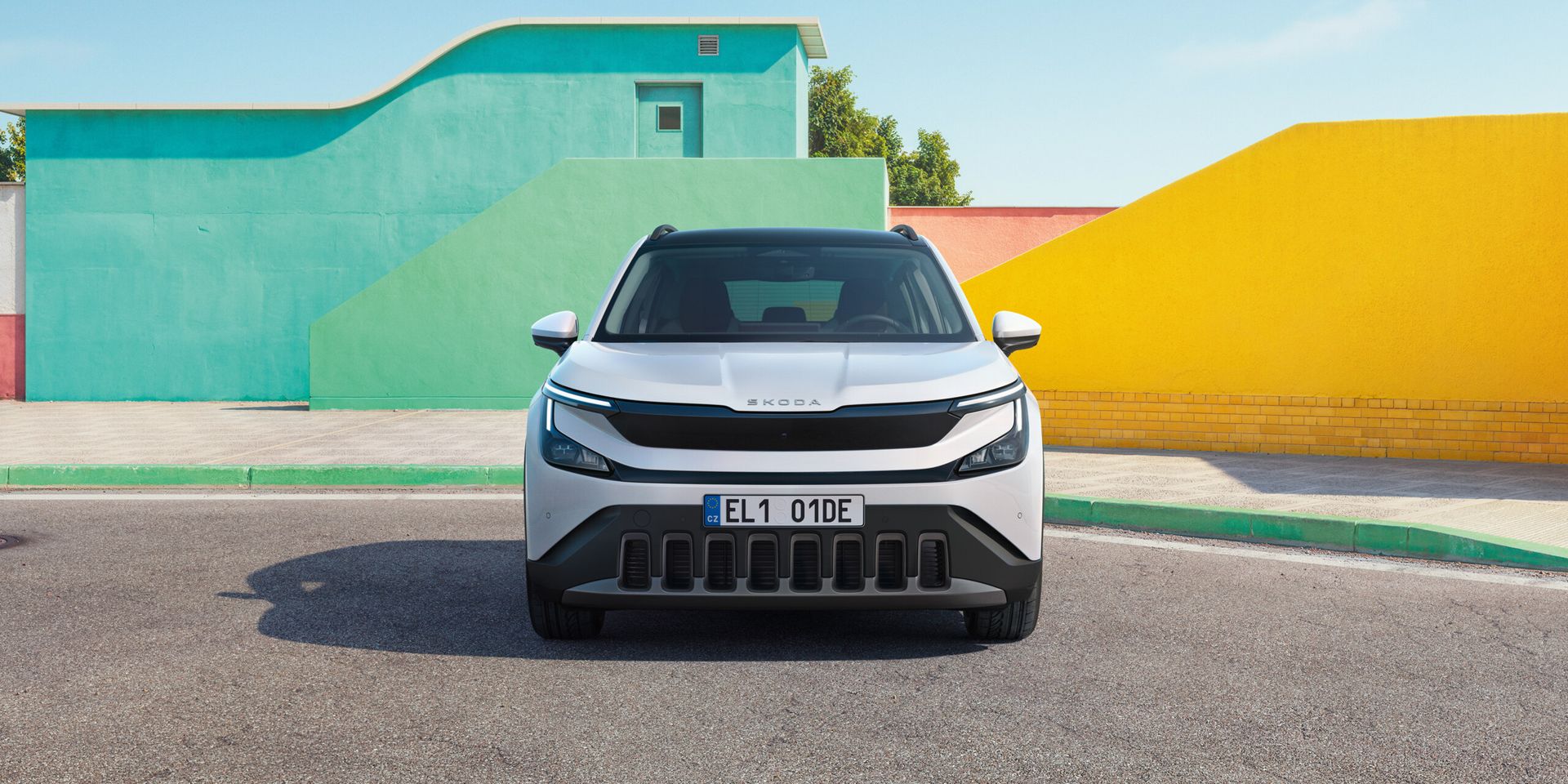 Škoda Epiq — widok prosto z przodu, zamknięty grill elektryczny, tablice EL1 01DE