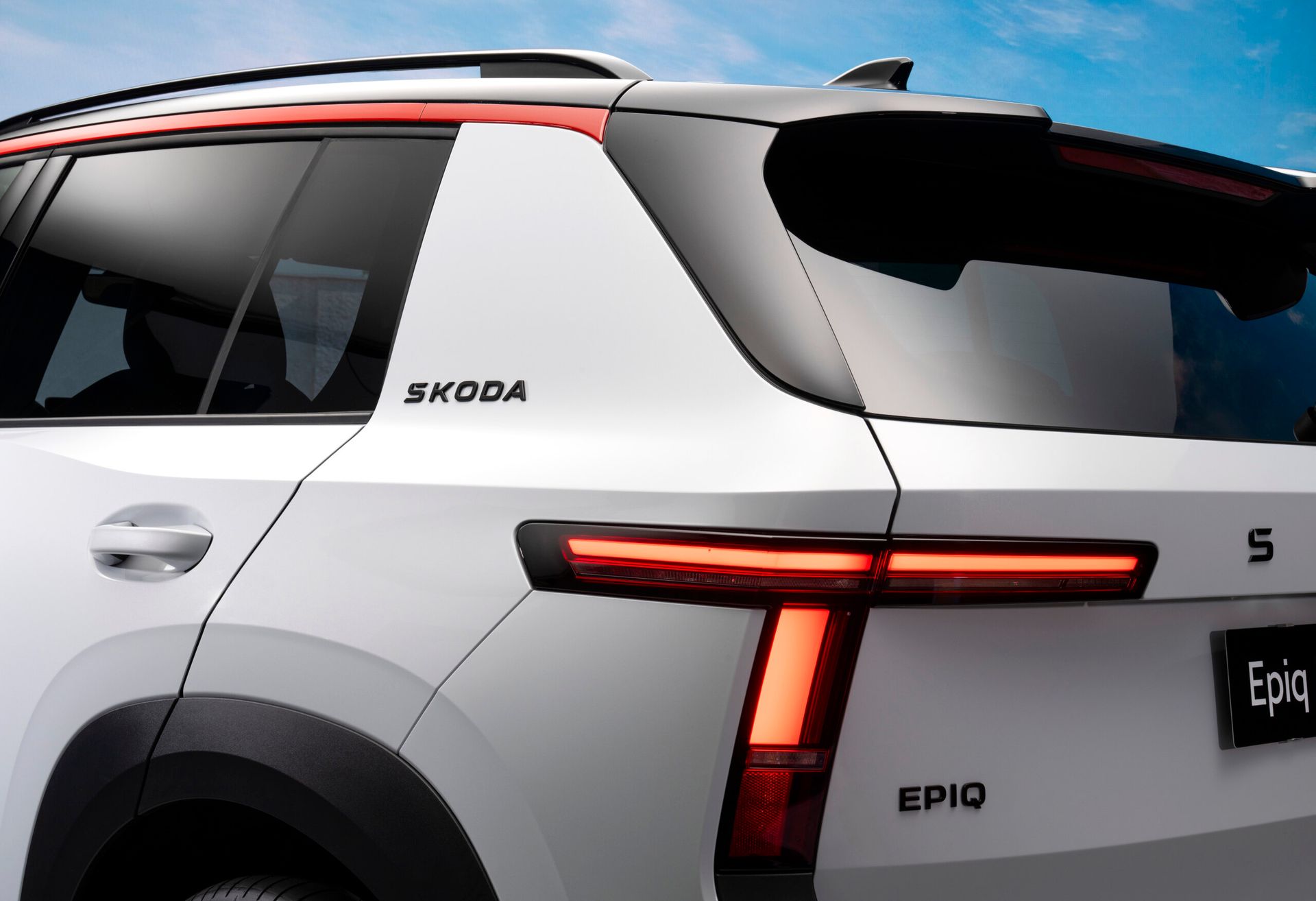Škoda Epiq — detal tylnego słupka C i lamp LED, napis „EPIQ” na klapie bagażnika
