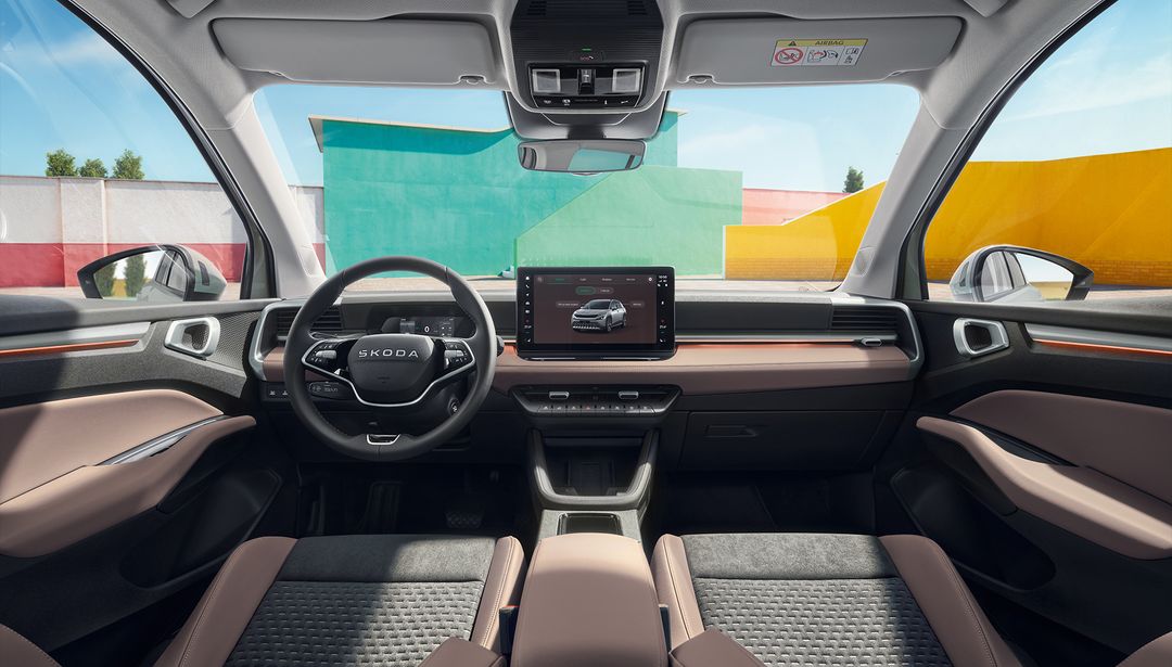 Škoda Epiq — kokpit w ciepłej kolorystyce brązowo-beżowej, tapicerka premium