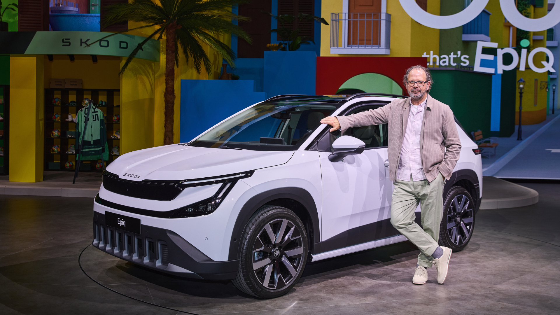 Škoda Epiq — premiera, projektant przy białym egzemplarzu na scenie, duplikat ujęcia p02