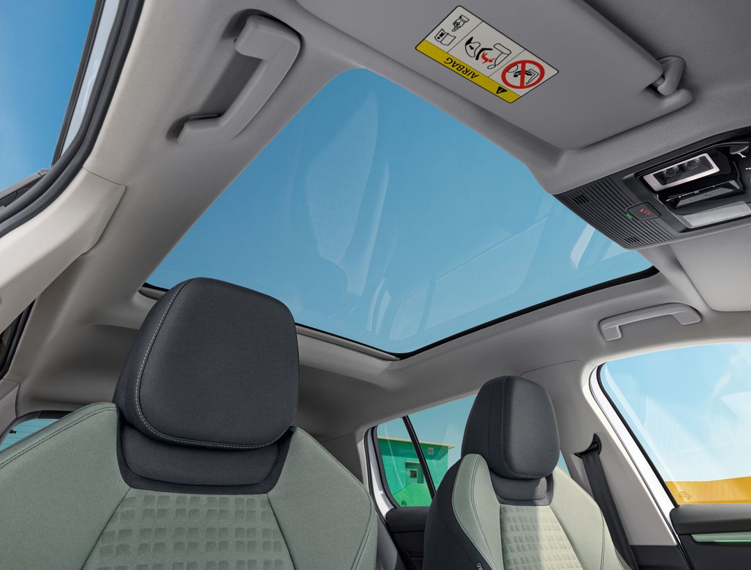 Škoda Epiq — wnętrze, panoramiczny szklany dach i zagłówki tylnej kanapy