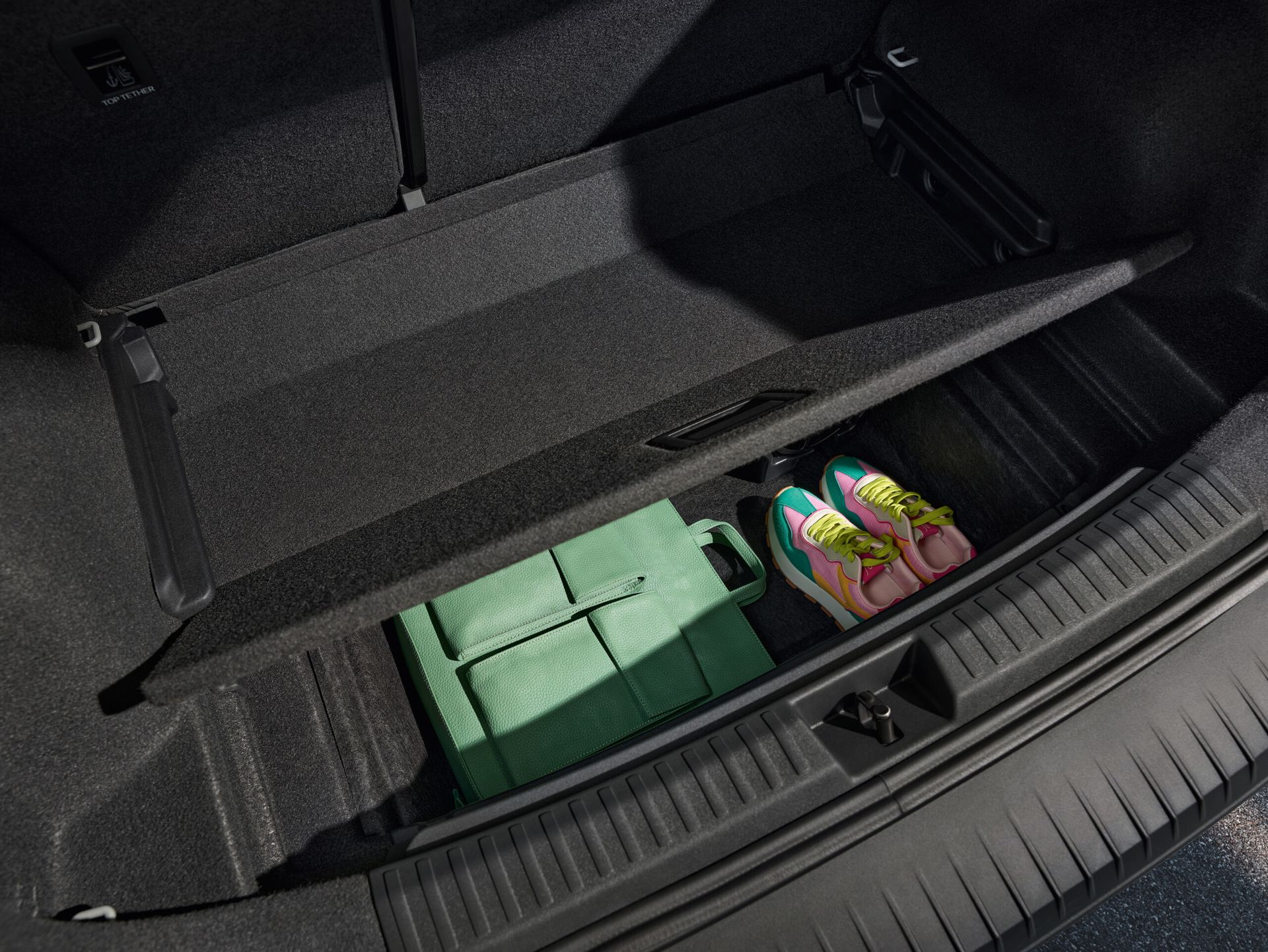 Škoda Epiq — schowek pod podłogą bagażnika z torbą i butami