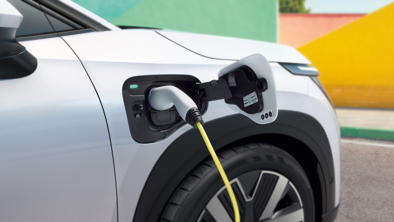 Škoda Epiq — zbliżenie na gniazdo ładowania z podłączonym kablem